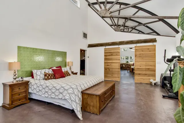 A dated bedroom